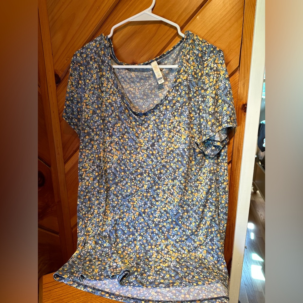 Lula Roe 2XL Patterned Tee
